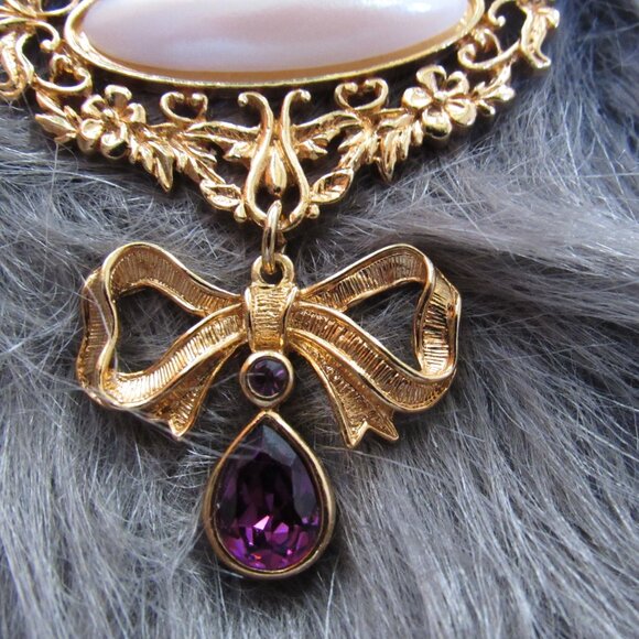 VINTAGE-AVON-JEWELED BROOCH-DANGLING BOW-PURPLE "AMETHYST"-OVAL PEARL - Picture 3 of 7